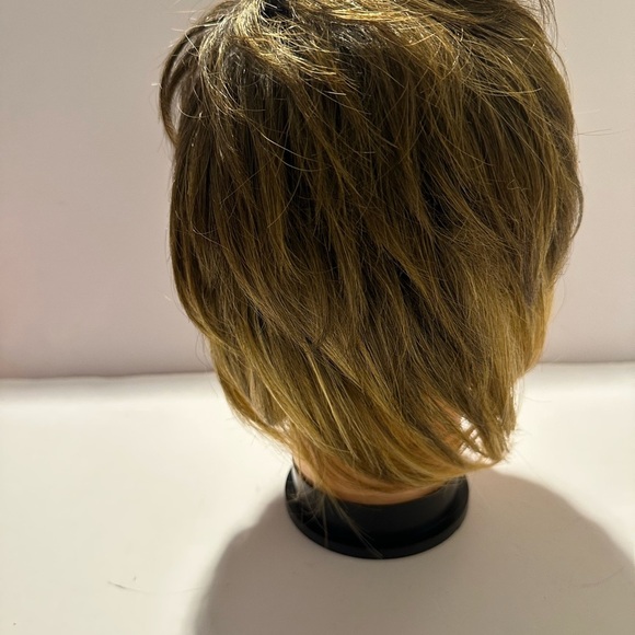 Stylish Blonde Women's Wig Short Cut - Picture 4 of 6